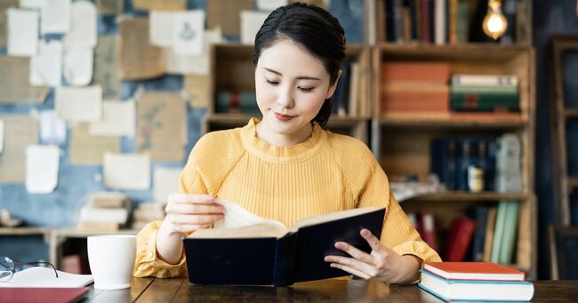 写真：読書する女性