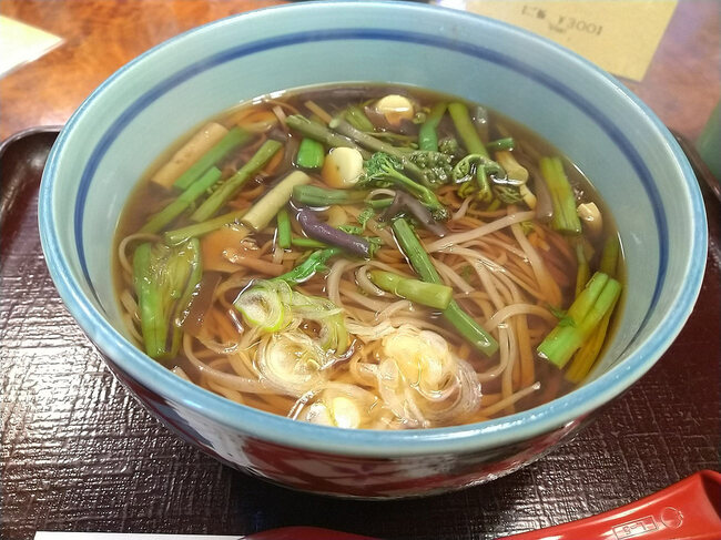 山菜そばは税込み950円