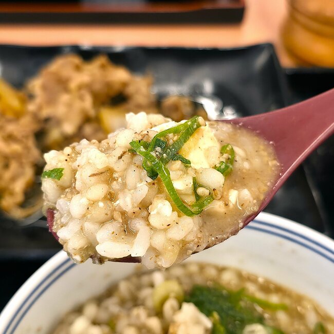 「今週だけで3食たべてる」吉野家の“夏限定よくばりメニュー”ウマすぎて何度も食べたくなる…!「吉野家で1番好き」「期間限定が惜しい」