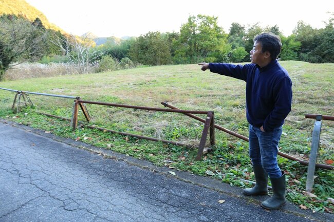 クマを追い払った現場を案内する高柳さん。犬は襲われた女性から数メートル離れたところから見守るだけだったとか