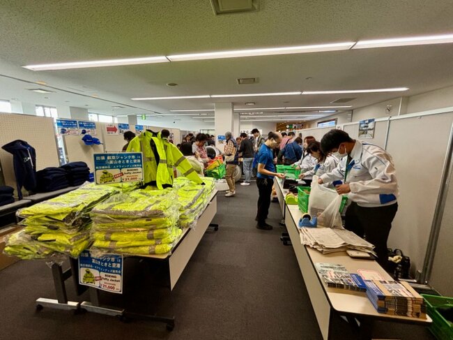 ジャンク市会場はマニアの熱気に包まれていた。左手の黄色く積んであるものはボーイング社のジャケット