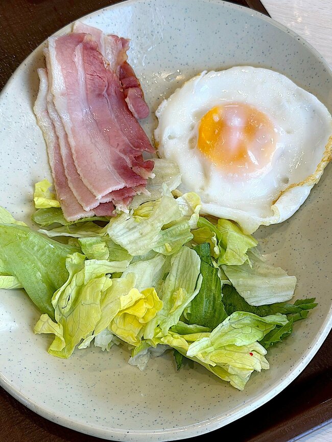 「企業努力が凄まじすぎる」すき家の“450円モーニング”おかずたっぷりで満足感すごい！「ボリュームもあり値段も安い」「理想的な朝食」