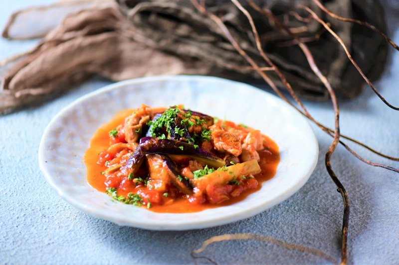 【夏休みはレンチンで何とかする!】料理未経験の男子でもカンタン!イタリア料理の定番鶏もも肉とにんにくとナスの「ガーリックトマト煮」