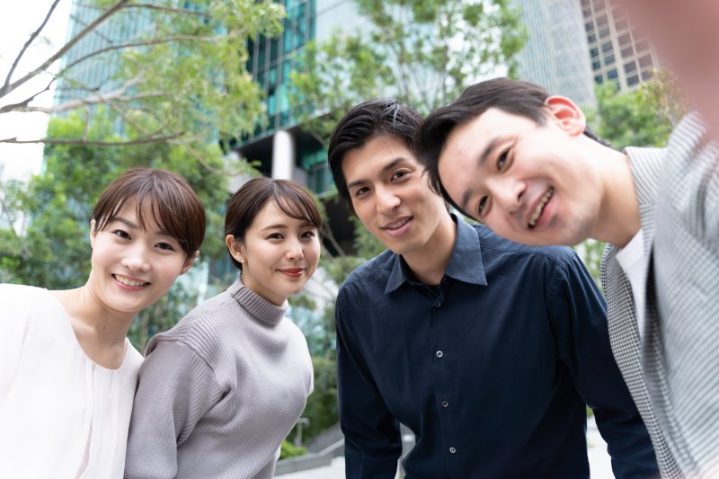 なぜ、育ちがいい人は集合写真で真ん中にいるのか