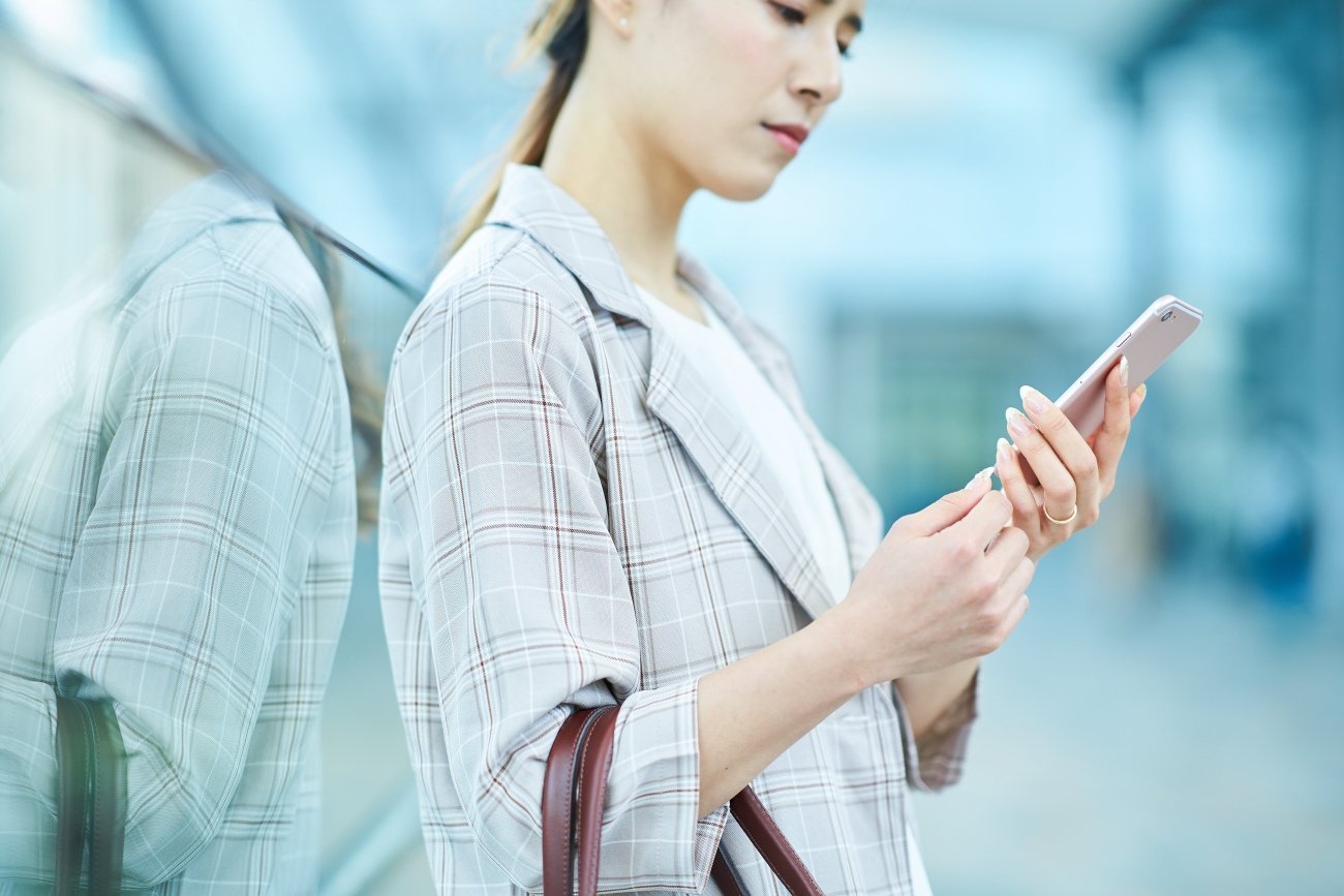 なぜ「なんとなくスマホを見る」だけで、こんなに疲れるのか？