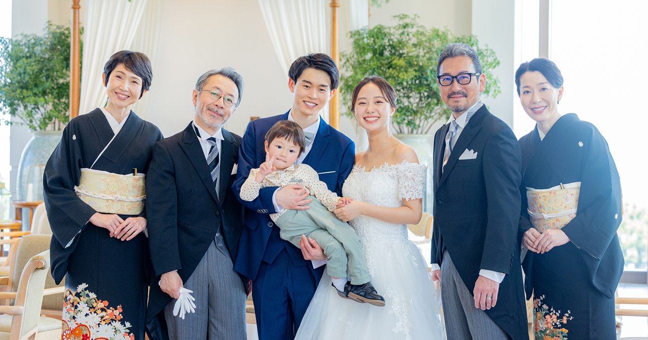 結婚式で記念撮影をする家族
