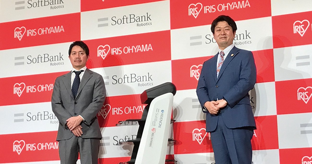 会見を行うアイリスオーヤマの大山晃弘社長(右)とソフトバンクロボティクスグループの冨澤文秀社長(左)