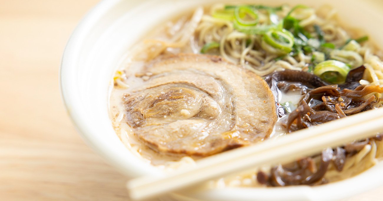 「熱いから気をつけて」店員の注意スルーして熱々ラーメン触った…店員に謝られたけど自分が悪い→大人の対応は?