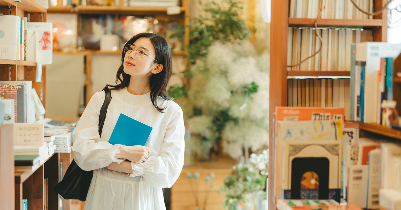 書店で本を選ぶ女性