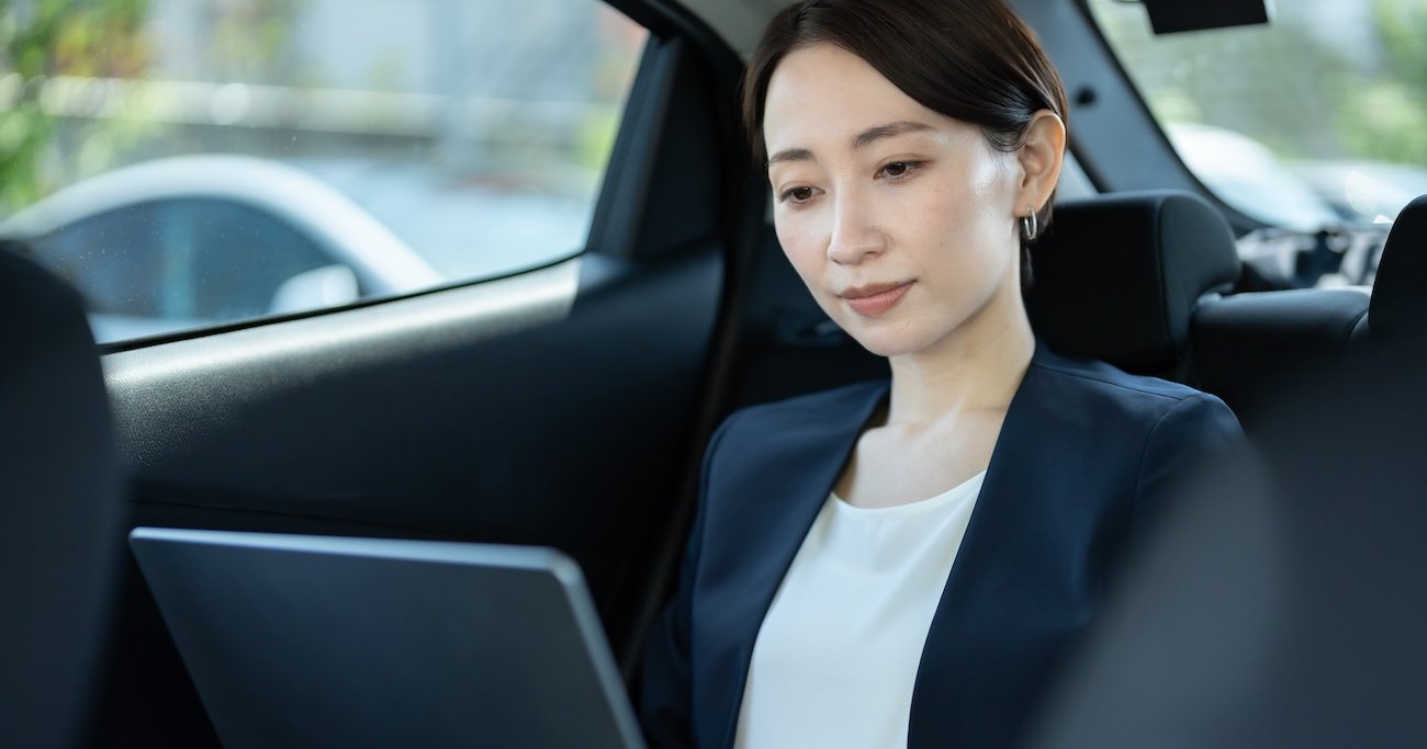 【1億円の調査で判明】同世代より出世が早い人の82％が移動時間を「仕事」に活用している