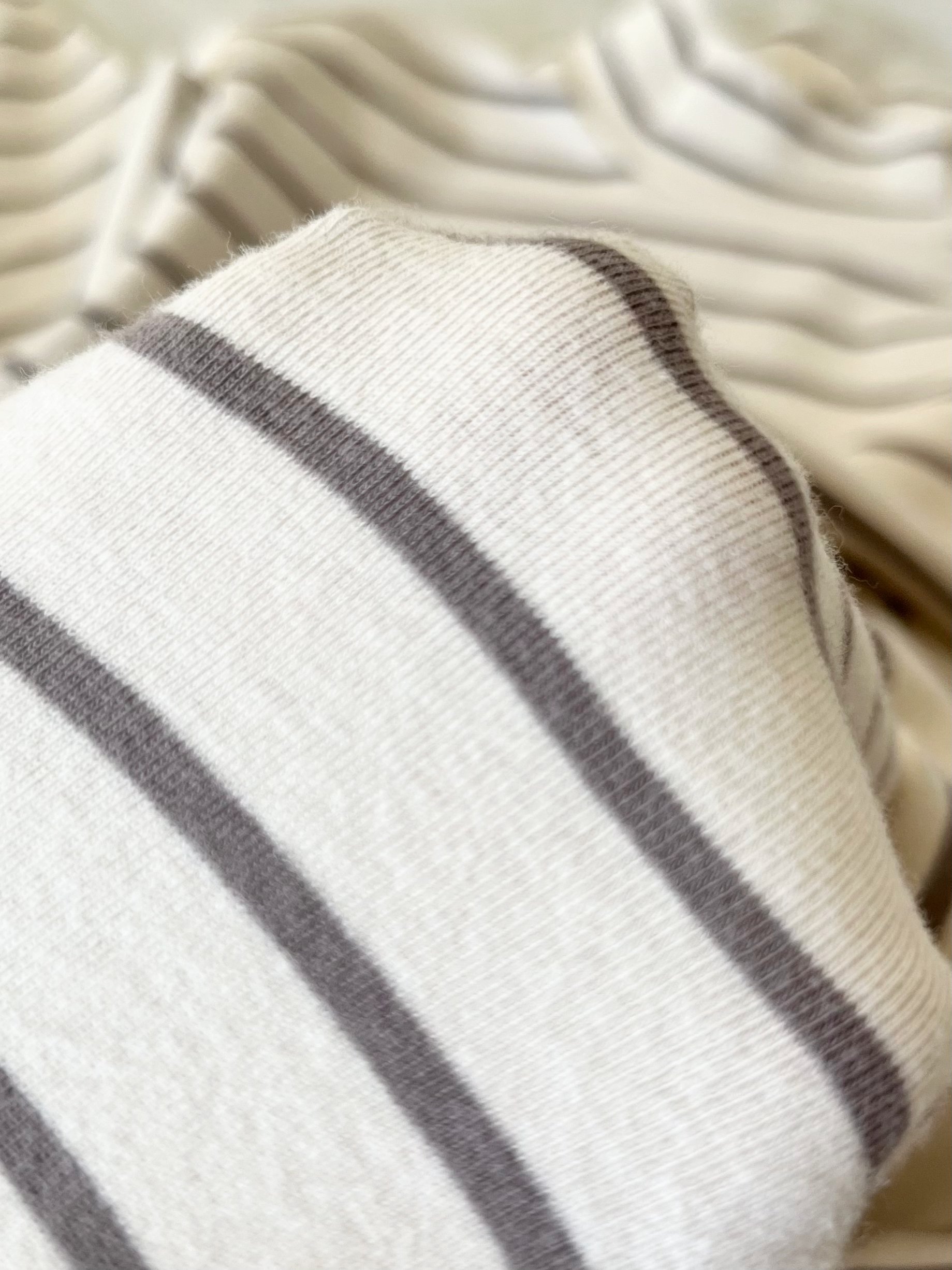 「ほぼ毎日着ています」無印良品の“1490円トップス”首元まで暖かいし、ビヨーンと伸びて着心地バツグン！「毎年の必需品」「色違いで2枚目の購入」