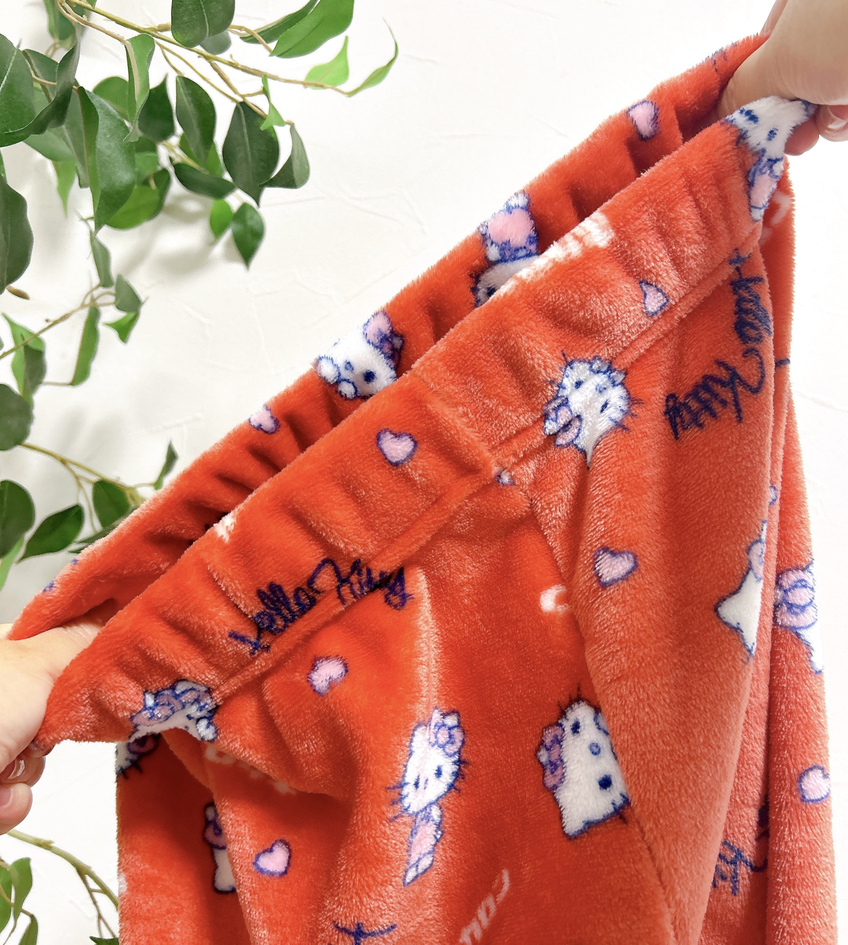 シュールすぎて笑った！しまむら×ハローキティの「履くホカロン」ふんわり暖かくて、ずっと着ていたい！