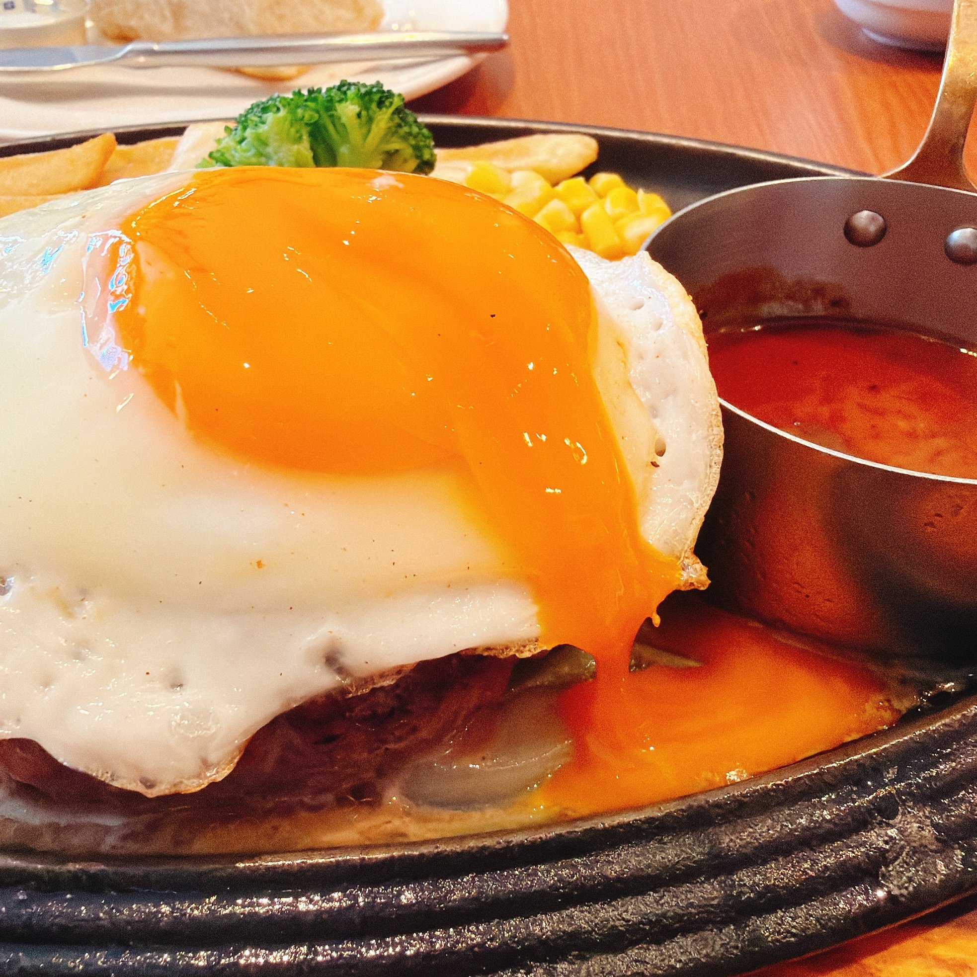 「ファミレス超えてる」「これしか食べない」ロイヤルホストの“平日限定ランチ”肉肉しすぎて笑っちゃう！「肉汁の溢れ方が尋常じゃ無い」