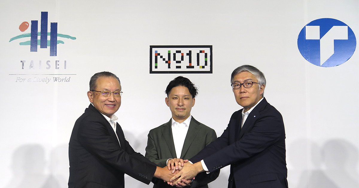 記者会見で握手する（左から）大成建設の田中茂義会長、ヤマウチ・ナンバーテン・ファミリー・オフィスの山内万丈代表、東洋建設の吉田真也会長