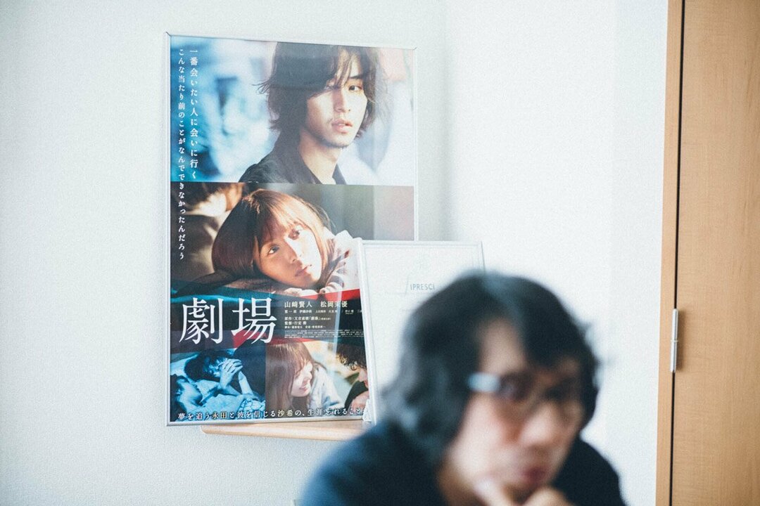 行定勲監督越しの『劇場』ポスター