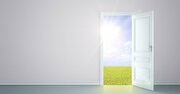 【朝礼1分で話せる！日本一のマーケッターの格言】どんな文章でもいい。仕事で使う、身近な一文から変えるのだ。それは、あなたの人生を永遠に豊かにする扉を開く鍵になるだろう。