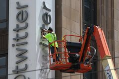 マスク氏のツイッター、衝動的で身内びいきな改革