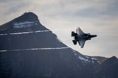 米防衛産業の再編行き過ぎか、兵器生産遅れ警戒