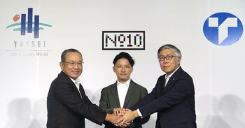 記者会見で握手する（左から）大成建設の田中茂義会長、ヤマウチ・ナンバーテン・ファミリー・オフィスの山内万丈代表、東洋建設の吉田真也会長