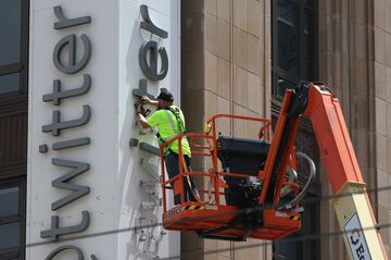 マスク氏のツイッター、衝動的で身内びいきな改革