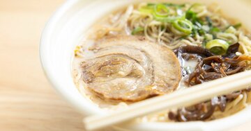 「熱いから気をつけて」店員の注意スルーして熱々ラーメン触った…店員に謝られたけど自分が悪い→大人の対応は?