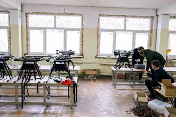 ウクライナのドローン部隊 「群れで攻撃」に威力