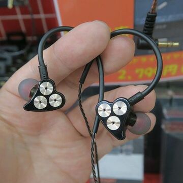 実売3000円！ ダイナミックドライバー3基内蔵の格安3DDイヤホン
