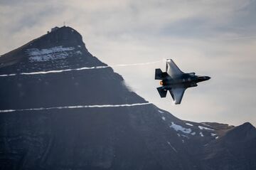 米防衛産業の再編行き過ぎか、兵器生産遅れ警戒