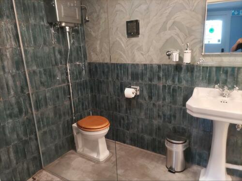 アイスランドの宿泊先のトイレ。水を流すレバーが見当たらなくて焦ったが、手で引くタイプのレバーが右上にぶらさがっており一安心（提供＝筆者）