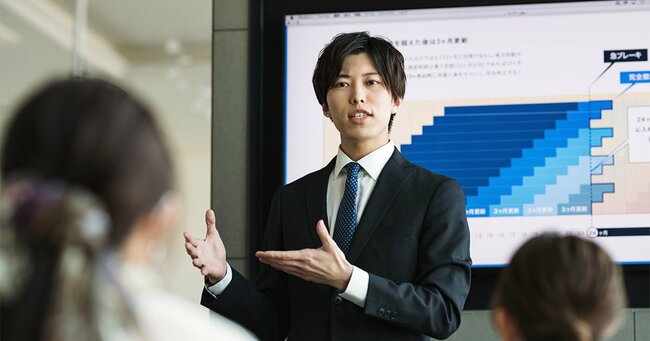 会議中のビジネスパーソン