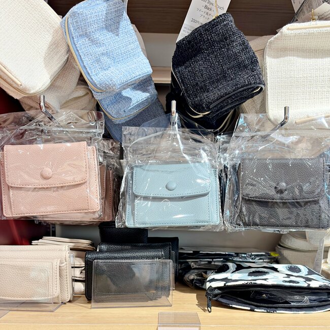 【ダイソー姉妹店】普通の財布に戻れないかも…!330円の「ぺたんこ財布」カード17枚やカギが収納できて嬉しい!《購入レビュー》