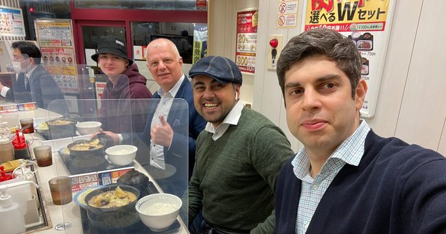 松屋で「シュクメルリ鍋定食」を食べるジョージアのティムラズ・レジャバ臨時大使（右端）と大使館員
