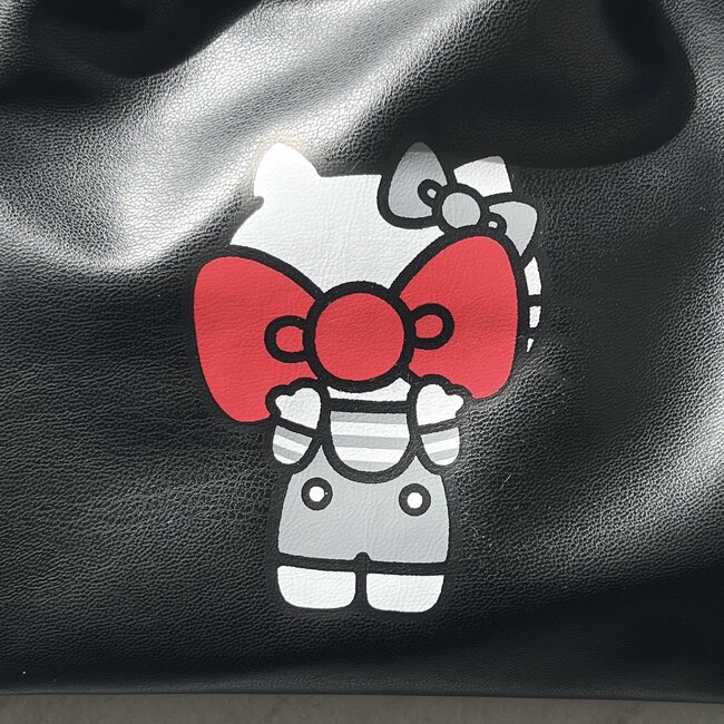 見つけた瞬間、迷わず購入！グローバルワーク×キティちゃんの「大人かわいいバッグ」コンパクトなのに収納力たっぷりです！