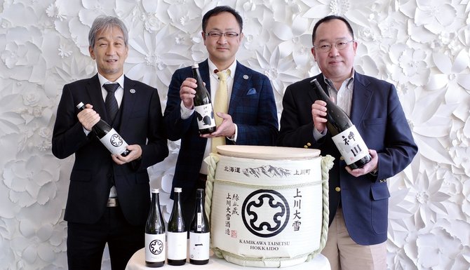 右から杜氏で副社長の川端慎治さん、代表の塚原敏夫さん、クリエイティブディレクターの新村銀之助さん