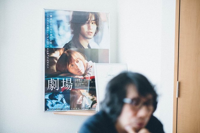 行定勲監督越しの『劇場』ポスター